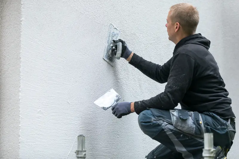 Hier zijn we bezig met een buitenmuur stucen in Nieuwegein.